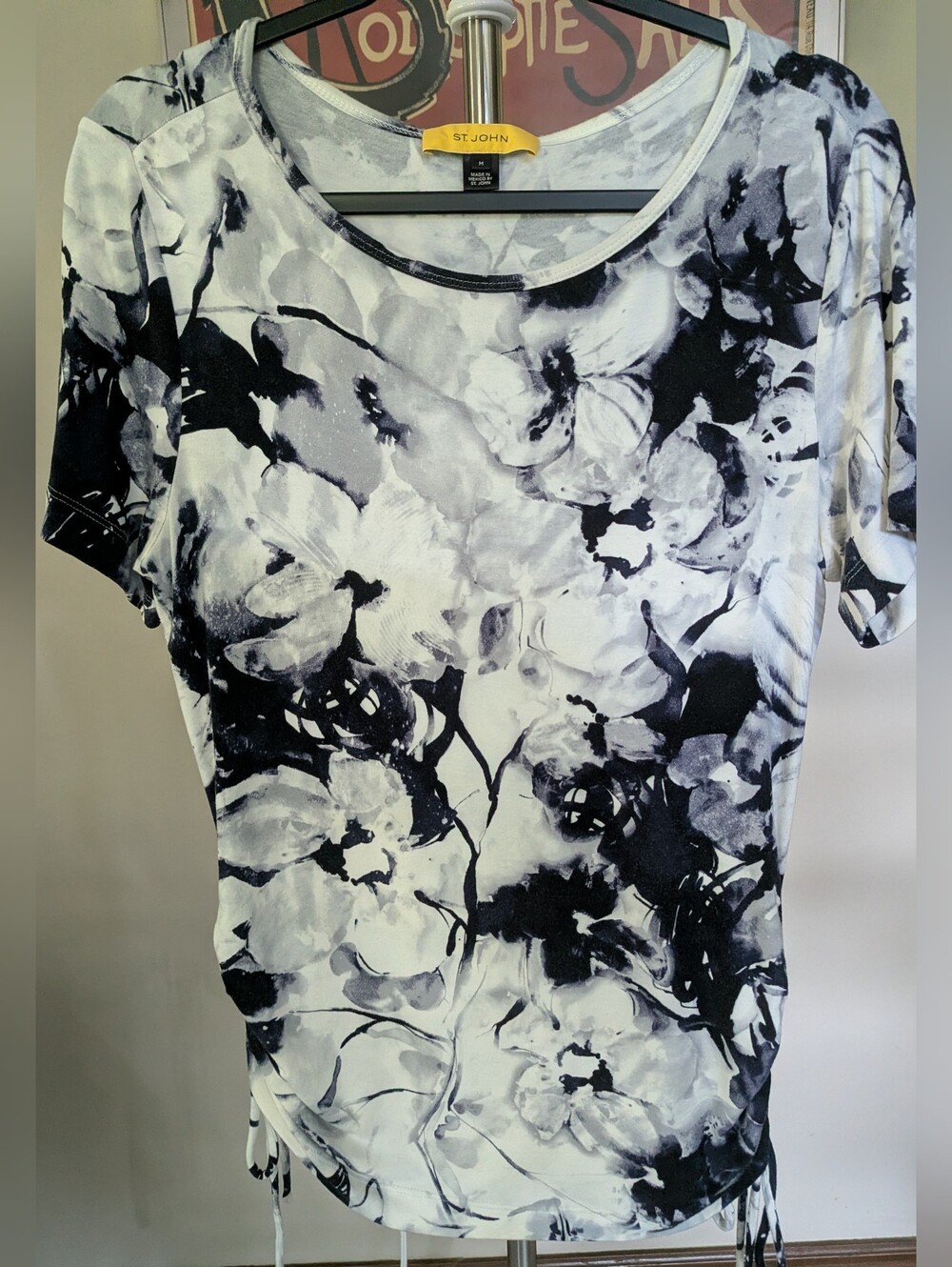 $45 St. John Size M Abstract Floral Watercolor Ruched Top Short Sleeve EUC